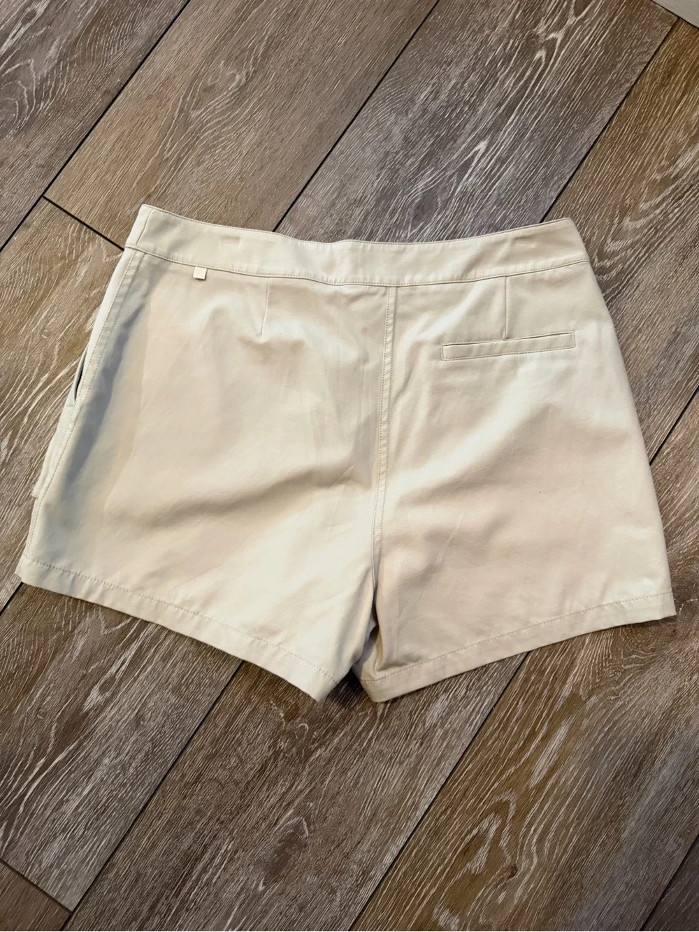 Lululemon Athletica This Instant shorts NWOT